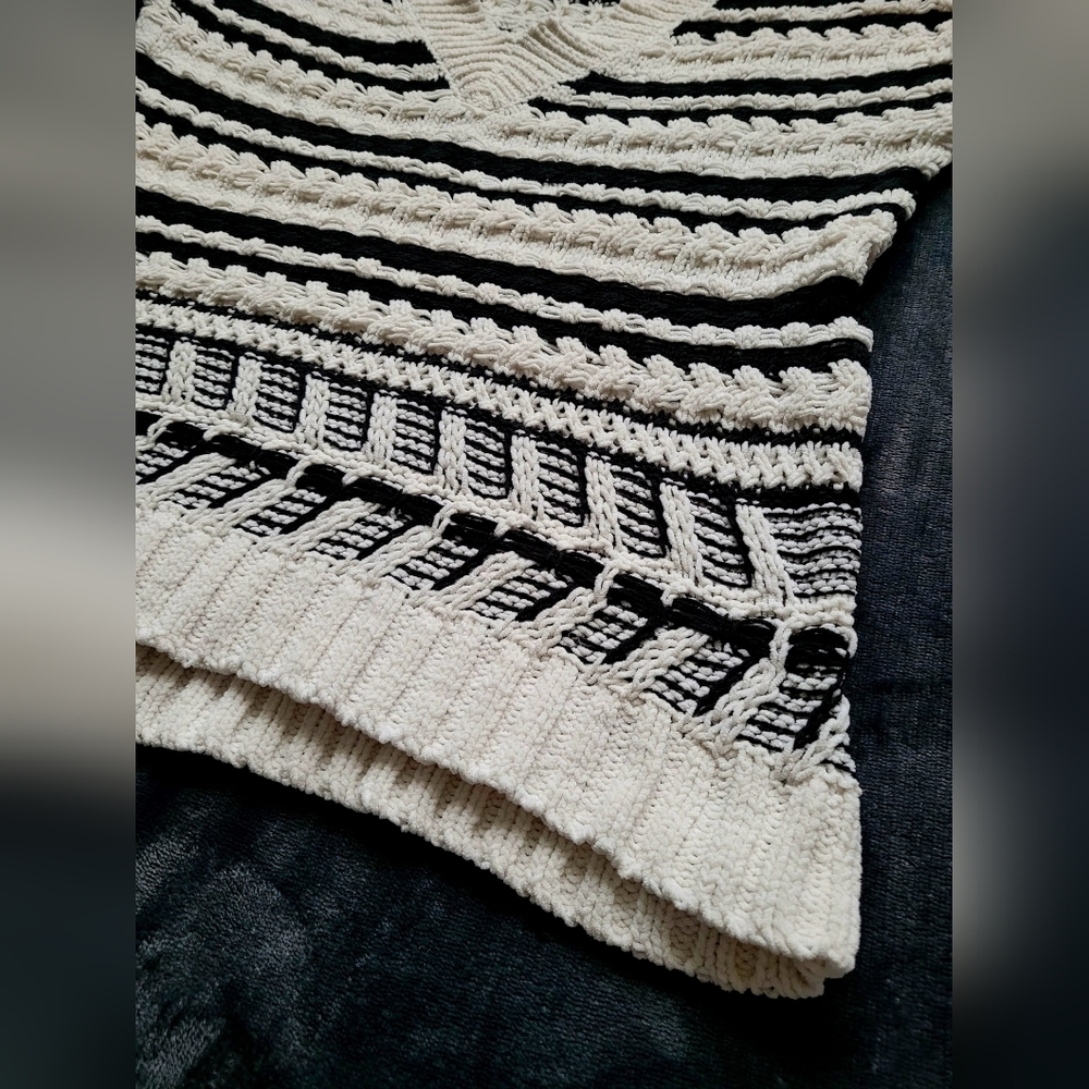 Universal Thread Women's Ribbed Cable Chenille Pu… - image 6